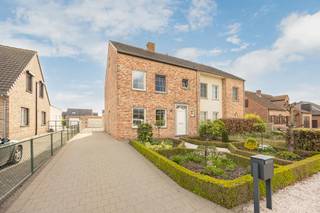 INDELINGGelijkvloersVia de inkomhal met gastentoilet betreedt u de lichtrijke woonkamer met open, volledig ingerichte keuken. Aan de keuken is een...