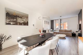 <p>In de Clara Snellingsstraat in Deurne vinden we deze aangename, instapklare woning met drie slaapkamers. Een ideale gezinswoning voor wie comfortabel wil wonen in een residentiële omgeving met vlotte verbindingen.</p><p><br /></p><p>Bij het binnenkomen valt meteen de lichtrijke leefruimte op, waar een open zithoek en eetplaats zorgen voor een aangename woonbeleving. Aansluitend bevindt zich de verzorgde, volledig uitgeruste keuken met praktische ontbijttogen en voldoende opbergruimte. Vanuit de keuken is er directe toegang tot de koer. Achteraan de woning heb je de badkamer die netjes is afgewerkt en voorzien van een ruime inloopdouche en modern sanitair.</p><p><br /></p><p>Op de eerste verdieping beschikt deze woning over drie volwaardige slaapkamers <span>elk met voldoende lichtinval, </span>een ruime hal en extra sanitaire ruimte. Verder is er nog een kelder aanwezig, ideaal voor stockage.</p><p><br /></p><p><span>De woning beschikt ook over een kleine binnenkoer, fijn voor wie toch graag geniet van de buitenlucht.</span></p><p><br /></p><p>Wil je graag deze woning komen bezoeken? Contacteer dan Onid Real Estate.</p>