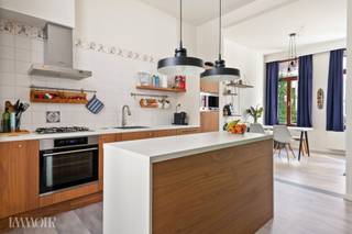 <p><span>Deze gezellige en instapklare eengezinswoning ligt in het hartje van Borgerhout. Ze combineert een warme uitstraling met een verrassend praktische indeling.</span></p><p><span>De woning geniet bovendien van een centrale ligging in een levendige en gegeerde buurt van Borgerhout, met winkels, horeca, openbaar vervoer en belangrijke invalswegen vlakbij. Ook het centrum van Antwerpen is vlot bereikbaar, waardoor je hier stedelijk woont met alle dagelijkse voorzieningen binnen handbereik.</span></p><h2><span>Licht, ruimte en gezelligheid. </span></h2><p><span>Via de inkomhal brengt de vaste trap je naar de eerste verdieping, waar het dagelijkse leven zich afspeelt. De </span><span>open keuken</span><span> is volledig uitgerust met de nodige toestellen en sluit mooi aan op de eetkamer en leefruimte. </span></p><p><span>De open indeling en grote hoeveelheid natuurlijk licht zorgen hier voor een bijzonder aangename en gezellige sfeer.</span></p><p><span>Aansluitend bevindt zich een </span><span>aparte berging</span><span>, met toegang tot het gastentoilet, waardoor ook aan praktische opbergruimte geen gebrek is.</span></p><h2><span>Rust en comfort boven. </span></h2><p><span>Op de tweede verdieping bevinden zich momenteel </span><span>twee slaapkamers</span><span>. De compacte slaapkamer werd voorzien van </span><span>maatkasten</span><span> en geeft vandaag toegang tot de ruime master bedroom. Deze indeling kan echter eenvoudig worden aangepast, zodat beide kamers opnieuw volledig afzonderlijk toegankelijk zijn.</span></p><p><span>De master bedroom beschikt over een </span><span>ensuite badkamer</span><span>, die recent werd gerenoveerd en werd ingericht met een dubbel lavabomeubel, een douche-in-bad en een extra toilet.</span></p><p><span>Ook op deze verdieping werd optimaal gebruik gemaakt van de beschikbare ruimte, met voldoende praktische opbergmogelijkheden.</span></p><h2><span>Meer ruimte dan je verwacht. </span></h2><p><span>De absolute troef van deze woning vind je op het gelijkvloers: een </span><span>zeer ruime inpandige garage</span><span> die uitzonderlijk veel plaats biedt voor een stadswoning.</span></p><p><span>Achteraan bevindt zich bovendien een </span><span>aparte wasplaats</span><span>, waardoor de praktische functies van de woning mooi gescheiden blijven van de leefruimtes. Daarnaast is er ook een </span><span>droge kelder aanwezig</span><span>, ideaal als extra opslagruimte.</span></p><p><span>Ook technisch werd de woning goed onderhouden: zo werd de </span><span>verwarmingsketel recent volledig vernieuwd</span><span>.</span></p><h2><span>Een fijne eerste thuis. </span></h2><p><span>Een gezellige, lichtrijke en praktische woning waar je zonder grote werken meteen kan intrekken. De combinatie van de </span><span>centrale ligging in Borgerhout</span><span>, de aangename leefverdieping, twee slaapkamers en de uitzonderlijk ruime garage maakt dit een bijzonder interessante </span><span>starterswoning</span><span>.</span></p>