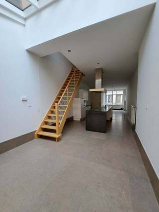 Instapklare en comfortabele 2-slaapkamerwoning met ruim STADSTERRAS op een uitstekende ligging in het centrum van Brugge.Dichtbij de vele...