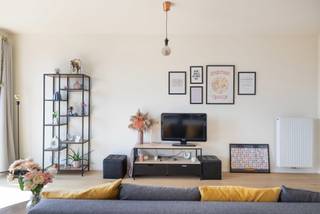 ANDERLECHT, nabij Erasmus, in een recente bouw van 2019, mooi appartement met 2 slaapkamers van ± 91m² gelegen op de 4de verdieping. Het is als volgt ingedeeld: inkomhal, woonkamer met open keuken van ± 31 m² met parketvloer, wasruimte/berging, 2 slaapkamers (± 9 m² en ± 15 m²), badkamer, apart toilet, terras van ± 5 m² en kelder. Alle oppervlakten zijn indicatief. EPC: B+, 10 kg/ (m²/jaar). Elektriciteit CONFORM. Garagebox optioneel: 30.000 €. INFORMATIE TREVI NORD: 02.410.10.30
Bezoek ook onze Facebookpagina Trevi Nord.