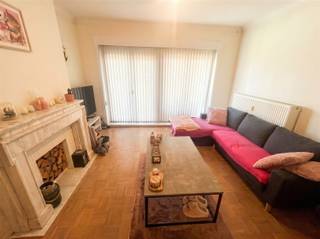 <p><span>TOPPPER !!! GERENOVEERD APPARTEMENT, OPBRENSTEIGENDOM INCLUSIEF </span></p><p><span>BERGING EN ONDERGRONDSE STAANPLAATS/BOX</span></p><p><span> </span></p><p><span>Indeling : </span></p><p><span>Via de inkomhal met vestiaire komt men in de ruime living met eetplaats.</span></p><p><span>Aanpalend is er een ingerichte keuken. </span></p><p><span>Zowel de keuken als de living geven toegang tot het ruim en zonnig terras met zicht op groene omgeving.</span></p><p><span>Verder zijn er 2 ruime slaapkamers , een berging en badkamer met inloopdouche. </span></p><p><span>Inbegrepen in de prijs is een grote berging en ondergrondse parkeerplaats/box.</span></p><p><span> </span></p><p><span>Technische weetjes : </span></p><p><span>CV op gas . Installatie van 2020.</span></p><p><span>PVC ramen dubbel glas</span></p><p><span>EPC 92 kWh/m2 A-label</span></p><p><span>Geen asbest</span></p><p><span>Elektriciteit conform</span></p><p><span> </span></p><p><span>Wat maakt dit appartement zo speciaal ?</span></p><p><span>Dit gerenoveerd en goed onderhouden appartement is gelegen op wandelafstand van het centrum, winkels, scholen en aan de vernieuwde haven van Oudenaarde. </span></p><p><span> </span></p><p><span>Het appartement is momenteel verhuurd en kan dus ook dienen als opbrengsteigendom. </span></p><p><span> </span></p><p><span>Maak je afspraak via <span>jurgen@immodhondt.be</span></span><span> of 0471 53 06 18 </span></p><p><span> </span></p><p><span> </span></p><p><span> </span></p>