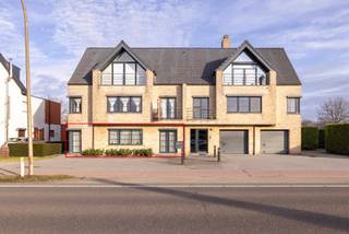 Dit gelijkvloers appartement met garage, ruim terras en tuin biedt het comfort van een woning met het onderhoudsgemak van een appartement. Dankzij...