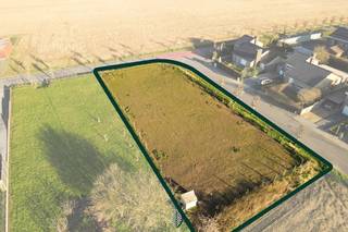 Op een rustige ligging in het landelijke Ingooigem...Deze bouwgrond heeft een oppervlakte van 1124m² op een toplocatie.Dit perceel van 1124m² biedt U...