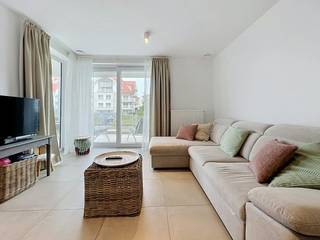 Prachtig appartement met 2 slaapkamers te huur in Nieuwpoort. Het modern appartement is centraal gelegen, vlak bij winkels en het openbaar vervoer. Kortom, een zeer interessante locatie voor jong en oud.<br /><br />Daarnaast beschikt het gebouw over een gemeenschappelijk zwembad en een gezamenlijke fietsenberging. Er is ook de mogelijkheid om een garage bij te huren.<br /><br />Indeling:<br />- Nachthal (5 m²)<br />- Lichtrijke woonkamer (17 m²)<br />- Eetkamer met open keuken (15 m²), voorzien van o.a. een vaatwasser, keramische kookplaat, koelkast en combi-oven<br />- Terras (13 m²)<br />- Berging (3 m²) met aansluiting voor een wasmachine<br />- Badkamer (4 m²) met lavabo, spiegelkast, inloopdouche en handdoekradiator<br />- Apart toilet (2 m²)<br />- Slaapkamer 1 (8 m²)<br />- Slaapkamer 2 (9 m²)<br /><br />Algemene kosten: 75 euro per maand<br />Vrij vanaf: 01/12/2026<br /><br />Pluspunten:<br />- Gemeenschappelijk zwembad<br />- Centrale ligging<br />- Mogelijkheid tot bijhuren van een garage<br />- Zonnig terras<br /><br />Ben je geïnteresseerd in dit pand te huur in Nieuwpoort? Ga naar de website www.dewaele.com en klik op het pand dat je wenst te huren. Via de rode knop 'Vraag je bezoek aan' vragen we je om kort een profiel in te vullen. Daarna nemen we contact op om een bezoek in te plannen. Telefonisch kunnen er geen afspraken gemaakt worden.