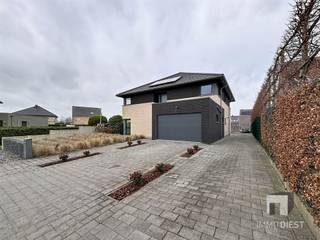 <p><span>MODERNE WONING IN TESSENDERLO MET UITSTEKENDE LOCATIE</span></p><p><span> </span></p><p><span>Deze indrukwekkende moderne woning is gelegen in Tessenderlo en biedt een perfecte combinatie van ruimte, stijl en comfort. Met een bewoonbare oppervlakte van 291 m² en een grondoppervlakte van 850 m² beschikt deze eigenschap over alle voorzieningen die u voor een comfortabel gezinsleven nodig heeft.</span></p><p><span> </span></p><p><span>INDELING EN RUIMTES</span></p><p><span> </span></p><p><span>De leefruimte en keuken zijn open en ruim voorzien van veel ramen waarvan één zeer grote schuifdeur die rechtstreeks toegang geeft tot het terras.</span></p><p><span>Naast de keuken is een handige berging met deur naar buiten, het toilet is voorzien van wasmeubel.</span></p><p><span>De woning bevat vijf slaapkamers waarvan 4 ruime kamers en één kleine kinderkamer, wat uitstekend is voor gezinnen of voor wie extra ruimte wenst voor thuiswerkplek of gastenkamers. Elke slaapkamer is voorzien van modern comfort en natuurlijke lichtinval. De badkamer is functioneel en modern ingericht met </span></p><p><span>zowel bad als douche.</span></p><p><span>De woning beschikt over een ruime inpandig garage.</span></p><p><span> </span></p><p><span>INTERIEUR HIGHLIGHTS</span></p><p><span> </span></p><p><span>Het interieur kenmerkt zich door een stijlvolle open indeling met een zeer ruime woon- en eetkeukenzone. De moderne keuken is volledig uitgerust met hoogwaardige inbouwapparatuur en een schoon, wit design afgewerkt met een natuursteentablet. </span></p><p><span>Grote ramen en glasschuifdeuren zorgen voor optimale lichtinval en creëren een naadloze verbinding tussen het interieur en het buitenterrein.</span></p><p><span> </span></p><p><span>BUITENRUIMTE</span></p><p><span> </span></p><p><span>De inrit is volledig aangelegd en biedt voldoende parkeer gelegenheid, er is ook al een voorziening voor het plaatsen van tuinhuis.</span></p><p><span> </span></p><p><span>Benieuwd naar het volledige plaatje? Bel Immo Diest op 013 31 25 22 en wij leiden je graag, met een glimlach, rond in deze unieke woning.</span></p><p><span> </span></p>