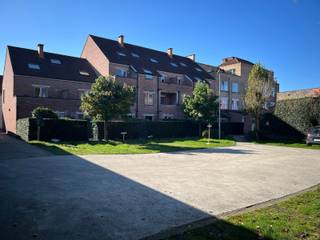 <p>Dit stijlvol twee-slaapkamerappartement biedt een slimme indeling en ligt centraal in het bruisende stadsleven. Bij binnenkomst via de hall heb je directe toegang tot alle vertrekken, wat zorgt voor een vlotte circulatie door het appartement. De lichtrijke living met grote ramen creëert een open en aangename sfeer. Hier bevindt zich ook de open keuken, uitgerust met inbouwapparatuur, ideaal voor wie houdt van een efficiënte, stedelijke kookervaring.</p>
<p>De twee slaapkamers bieden flexibiliteit in gebruik en kunnen zowel dienen als comfortabele slaapkamers, een thuiskantoor of hobbyruimte. De badkamer is ingericht en voorzien van een douche en wastafel. Het aparte toilet voegt extra praktisch gemak toe.</p>
<p>Een bijzonder troef is het privéterras, perfect om even te ontsnappen aan de dynamiek van de stad en in alle rust te genieten van buitenruimte. De aanwezigheid van een bergplaats zorgt bovendien voor handige extra opslagruimte.<br /><br />Voor de investeerder: momenteel is het appartement verhuurd.</p>
<p>Nieuwsgierig naar dit twee-slaapkamerappartement met ruim terras?</p>
<p><span>Contacteer Bonne Vastgoed 7 op 7 via 050/73.73.73 of info@bonnevastgoed.be</span></p>