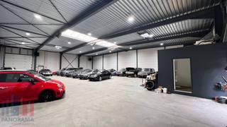 2.000 m² Bedrijfsgebouw met magazijn, showroom en kantoren, gelegen op een perceel van 3.757 m² te huur.Strategische ligging met vlotte...