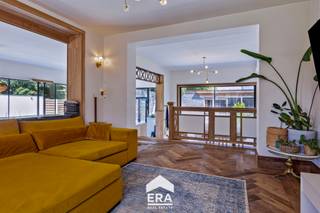 <p>Deze villa is gelegen op een centrale locatie in Peer, met goede verbindingen naar Pelt, Oudsbergen, Bree en Hechtel. De woning bevindt zich op wandelafstand van scholen, winkels, parken, gezellige horecazaken, en de sfeervolle historische stadskern van Peer.<br /><br />Villa Hugo is een ruime, totaal gerenoveerde villa met een woonoppervlakte van 325 vierkante meter. Deze villa beschikt over 5 slaapkamers en 2 badkamers, en is volledig vernieuwd met gedetailleerde afwerkingen en hoogwaardige materialen. Omgeven door een prachtige, omheinde tuin van 30 are, biedt deze villa zowel luxe als privacy. Op het domein bevinden zich een garage en een grote polyvalente ruimte die kan dienen als poolhouse of atelier. Historische betonnen beelden sieren de tuin en herinneren aan het originele bouwjaar.<br /><br />De woning is recent volledig gerenoveerd met duurzame technieken, wat heeft bijgedragen aan het behalen van een EPC B-label. Het huis is uitgerust met een centraal stofzuigsysteem en is gedeeltelijk onderkelderd<strong>.</strong></p>
<p><strong>Troeven:</strong></p>
<ul><li><strong>Woonoppervlakte:</strong> met een bewoonbare oppervlakte van <strong>325 m²</strong>, 5 slaapkamers en 2 badkamers.</li><li><strong>Ruime Tuin</strong>:Volledig omheinde tuin van 30 a en 80 ca met historische beelden en 2 private oprijlanen.</li><li><strong>Polyvalente ruimte:</strong> De grote polyvalente ruimte kan dienen als tuinkamer alsook voor diverse andere toepassingen.</li><li><strong>Hoogwaardige renovatie:</strong> Met aandacht voor detail werd &quot;Villa Hugo&quot; terug gerenoveerd met kwalitatieve materialen.</li></ul>
<p>Kom en ontdek de luxe en het karakter van &quot;Villa Hugo! Neem snel contact voor een bezoek via het nummer 089 46 48 63 of via impact@era.be</p>