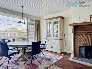 Dit appartement met twee slaapkamers bevindt zich op de vijfde verdieping en geniet van een prachtig, wijds uitzicht tot in Antwerpen. Gelegen in het hart van Wilrijk, combineert deze woonst een centrale ligging met alle nodige voorzieningen binnen handbereik: winkels, openbaar vervoer, scholen en belangrijke invalswegen bevinden zich in de onmiddellijke nabijheid. Bovendien ligt cultureel centrum De Kern vlak naast de deur.<br /><br />Bij het betreden van het appartement komt u in een ruime inkomhal met ingemaakte kast. De lichtrijke leefruimte geeft toegang tot een eerste ruim terras, waar u optimaal kan genieten van het uitzicht. Aan de achterzijde bevinden zich twee volwaardige slaapkamers, beide met toegang tot een tweede terras.<br /><br />De badkamer en keuken, met handige bijkeuken, zijn eenvoudig ingericht, maar bieden een uitstekende opportuniteit om naar eigen smaak te moderniseren en het appartement een persoonlijke toets te geven. Ondanks dit potentieel is het appartement perfect instapklaar.<br /><br />Extra troeven zijn de conforme elektriciteit, een private garagebox in de ondergrondse parking en een dubbele kelderberging, wat zorgt voor bijkomende opbergruimte.<br /><br />Kortom, een interessante opportuniteit voor wie op zoek is naar een goed gelegen appartement met ruimte, buitenruimte en mogelijkheden tot verdere afwerking naar eigen wens.