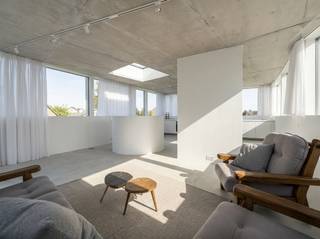 Te koop: Architecturale woning in de Roodkapjeslaan, Koksijde, gelegen in een rustige villawijk met vrij zicht op de duinen. Deze woning, gebouwd in...