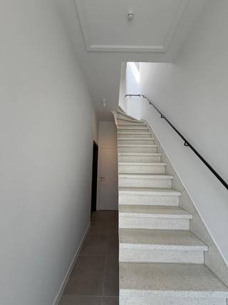 Gerenoveerde rijwoning te Berchem – Passendalestraat, instapklaar. Ideaal als starterswoning of voor co-housing, of als opbrengsteigendom. <br />Op het gelijkvloers bevindt zich een ruime living met open keuken, WC en berging. In deze berging kunnen fietsen gestald worden naast een wasmachine en droogkast; de nodige aansluitingen zijn hiervoor voorzien.<br />Op de eerste verdieping bevinden zich een WC en 2 ruime slaapkamers elk met eigen badkamer. Eén van de slaapkamers heeft ook een dressing. <br />Het dak is recent geïsoleerd en heeft zonnepanelen. Het huis heeft een EPC label B.<br />Dankzij een privé-oprit voor het huis, is parking voor een wagen geen probleem. <br />