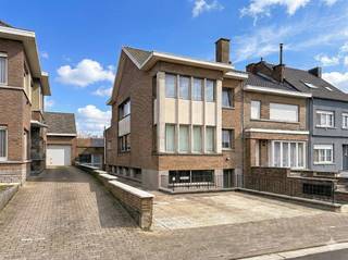 Centraal te Ninove, in de groene Abdijstraat 81, woonhuis van ± 357 m² op een terrein van 512 m², momenteel vergund als Gemeenschapshuis met...