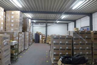 Te koop: functioneel bedrijfsgebouw van ca. 1.397 m² op een perceel van 3.572 m² in Laakdal. De eigendom combineert 273 m² kantoren met...