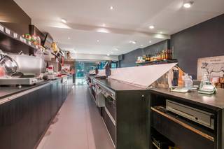 Ben je op zoek naar een instapklaar handelspand op een top­locatie? Dit veelzijdige pand in het hart van Wieze (Lebbeke) biedt alles wat je nodig...