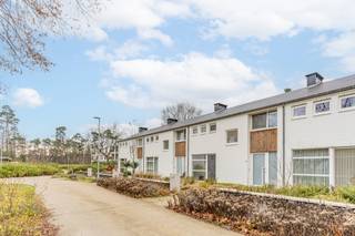 Gezinswoning met 3 slaapkamers Prachtige gezinswoning in het groen aan het water, met 3 slaapkamers, badkamer, leefruimte met open keuken en...