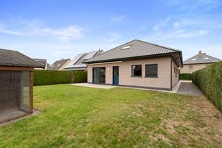 <strong>Perfect onderhouden en instapklaar</strong><span> – Gebouwd in 2002 en steeds met zorg bewoond, dus geen renovatieplicht of grote werken nodig.<br /><br /><strong>Uitbreidingsmogelijkheden</strong> – De zolder kan eenvoudig worden omgebouwd tot twee extra kamers en een badkamer.<br /><br /><strong>Energiezuinig en zorgeloos</strong> – EPC-label B en asbestveilig bouwjaar.<br /><br /><strong>Topligging in een rustige, residentiële wijk</strong> – Op wandelafstand van winkels, scholen en invalswegen, met een kindvriendelijke en groene omgeving.<br /></span>