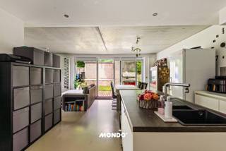 In een rustige omgeving in Klein-Willebroek bevindt zich dit moderne gelijkvloerse appartement in een kleinschalig gebouw van 2015, bestaande...