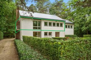 <p><span>Exclusief gerenoveerd appartement in het groen van Bonheiden</span></p><p><span>Op zoek naar rust, ruimte en comfort op een unieke locatie? Dit volledig gerenoveerde appartement op de eerste verdieping van een architecturaal bijzonder gebouw combineert luxe wonen met een uitzonderlijke ligging midden in het bos.</span></p><p><span>Het appartement beschikt over </span><span>2 ruime slaapkamers</span><span>, een </span><span>apart bureau</span><span>, een stijlvolle </span><span>badkamer met inloopdouche</span><span> en een </span><span>afzonderlijk toilet</span><span>. Daarnaast is er een praktische </span><span>wasberging</span><span> voorzien. De volledig uitgeruste keuken biedt alle hedendaagse comfort, terwijl de ruime leefruimte dankzij de grote raampartijen baadt in natuurlijk licht en een prachtig uitzicht biedt op de omliggende natuur.</span></p><p><span>Een absolute troef is de unieke setting: dit is het </span><span>enige appartement in het gebouw</span><span>. De overige ruimtes worden ingenomen door een exclusief reisbureau.</span></p><p><span>Verder beschikt het appartement over:</span></p><ul><li><span>Twee kleine terrasjes </span></li><li><span>Een toekomstig bijkomend gelijkvloers terras (nog aan te leggen) </span></li><li><span>Een eigen, aparte inkom </span></li><li><span>Twee private parkeerplaatsen inbegrepen in de huurprijs </span></li><li><span>Lucht/lucht warmtepompen in alle ruimtes voor energiezuinig verwarmen en koelen </span></li></ul><p><span>De verbruiken van elektriciteit en water zijn individueel en apart af te rekenen. Er zijn </span><span>geen</span><span> gemeenschappelijke kosten!</span></p><p><span>Dankzij de vlotte verbinding (ook met de bus -bushalte vlakbij) naar Mechelen en Bonheiden centrum geniet u van een perfecte combinatie van bereikbaarheid en absolute rust. Het spectaculaire uitzicht rondom en de ligging pal in het bos maken van dit appartement een zeldzame opportuniteit voor wie houdt van karaktervol wonen in een groene omgeving.</span></p><p><span>Kortom, de moeite om eens te bezoeken. Contacteer ReuzeGoed op <span>welkom@reuzegoed.be</span></span><span> of 0470 11 56 80 voor een afspraak!</span></p>