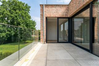 <p><strong>Ruim en energiezuinig nieuwbouw appartement (112 m²) met terras in het centrum van Brecht.<br />Verkoop onder registratierechten (mogelijk 2% bij voorwaarden)!<br /></strong>Dit nieuw appartement op de 1e verdieping (met lift) is centraal gelegen in het hart van Brecht, op wandelafstand van winkels en openbaar vervoer. Zowel het treinstation Noorderkempen als de oprit van de E19 bevinden zich op korte afstand.<br /><strong>Indeling:</strong><br />Inkomhal met apart toilet. De gezellige leefruimte van maar liefst 56m² omvat een zithoek, eetplaats en open keuken, allemaal op een stijlvolle parketvloer. De keuken is volledig uitgerust met hoogwaardige materialen en toestellen. Er zijn 2 slaapkamers (4,1 × 3,1 m en 3 × 3 m), met ensuite een badkamer. Bij de 2e slaapkamer heb je de mogelijkheid om nog een douchekamer bij te creëren of een dressingruimte. En een handige wasberging. Via het grote schuifraam in de leefruimte bereik je het terras welke mooi groen uitzicht heeft.<br /><br /><strong>Extra troeven:<br /></strong>- Energiezuinige BEN-woning<br />- Geothermische warmtepomp en zonnepanelen<br />- Hoogwaardige en duurzame materialen<br />- Groot terras 14m² met veel privacy<br /><br /><strong>Verplicht bij aan te kopen (niet inbegrepen in de vraagprijs):<br /></strong>Privatieve kelderberging: € 6.000<br />Overdekte autostaanplaats onder een carport (nr. 11) met voorziening voor laadpaal: € 15.000 <br /><br /></p>