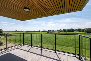 <p><strong>Welkom op het Klokbekererf in Oud-Turnhout, een kleinschalige en doodlopende woonomgeving waar rust, ruimte en comfort samenkomen. Hier woont u aan de rand van uitgestrekte velden, met een blijvend groen uitzicht en tegelijkertijd op slechts enkele minuten van het centrum van Oud-Turnhout en Turnhout. Vanop het terras kijkt u uit over het omliggende landschap. Aan de achterzijde strekt het uitzicht zich uit over de agrarische gebieden richting de skyline van Turnhout, terwijl u aan de voorzijde geniet van een groene bufferzone. Dankzij het ontbreken van doorgaand verkeer, de ondergrondse parkeervoorzieningen en de doordachte inplanting van de residentie geniet u hier elke dag van rust, privacy en optimale zonoriëntaties.</strong></p>
<p><span>Deze residentie omvat slechts 12 appartementen, wat zorgt voor een aangename en residentiële sfeer.<br />Dit hoek appartement op de 1e verdieping is 108,6 m² groot + 14,1m² aan terrassen en kent volgende indeling: Inkomhal met gastentoilet en vestiaire. 3 slaapkamers, waarvan 1 met een balkon met daar de ochtendzon. De badkamer is voorzien van een raam en biedt plaats aan een ligbad, dubbele wastafel en inloopdouche. De leefruimte geniet langs 2 zijden van natuurlijk daglicht en is opgedeeld in een zithoek, eetkamer en volledig uitgeruste leefkeuken, met aansluitende berging / wasplaats. Een schuifraam geeft toegang tot het terras, met ideale west oriëntatie en schitterend uitzicht op de achterliggende velden. Ondergronds is er een ruime keuze uit staanplaatsen met berging of dubbele staanplaatsen, terwijl uw bezoekers vlakbij in deze verkaveling kunnen parkeren.</span></p>
<p><span>Ook binnen staat wooncomfort centraal. Het appartement is afgewerkt met een hedendaagse keuken, stijlvolle badkamer met ligbad én inloopdouche, binnendeuren, tegelvloeren van 60 x 60 cm en tijdloze laminaatvloeren. Bovendien voldoet het appartement aan de BEN-norm (Bijna Energie Neutraal) dankzij een individuele warmtepomp, een eigen zonnepaneleninstallatie van 2.000 Wp, vloerverwarming, ventilatie en doorgedreven isolatie. Dat resulteert niet alleen in een aangenaam binnenklimaat, maar ook in een lage energiefactuur en een woning die klaar is voor de toekomst. Bovendien geniet u gedurende de eerste vijf jaar van 50% korting op de onroerende voorheffing.</span></p>
<p><strong>De prijs van dit appartement bedraagt 308.968 EUR. Ondergrondse staanplaatsen met berging of dubbele staanplaatsen zijn beschikbaar vanaf € 27.000. Inclusief alle aankoopkosten (BTW, registratierechten, ereloon notaris, aktekosten, aansluiten nutsvoorzieningen) en 1 staanplaats met berging, geeft dit een investering van +/- 406.000 EUR. <br />Wij bezorgen u graag een gedetailleerde prijsberekening op maat.</strong></p>
<p><span>Ook als investering biedt het Klokbekererf sterke troeven. De combinatie van een centrale ligging, een beperkt aanbod aan kwalitatieve huurappartementen en een blijvende vraag vanuit zowel Belgische als Nederlandse huurders zorgt voor een aantrekkelijke huurmarkt met een hoge verhuurzekerheid. De Boer & Partners begeleidt u bovendien graag bij het vinden van een geschikte huurder en de volledige verhuurafhandeling.</span></p>
<p><strong>Deze appartementen zijn bijna klaar voor oplevering. Daarom nodigen wij u graag uit voor een bezoek ter plaatse aan deze appartementen en het modelappartement, zodat u zelf de ligging, het uitzicht en de afwerking kunt ervaren.</strong></p>