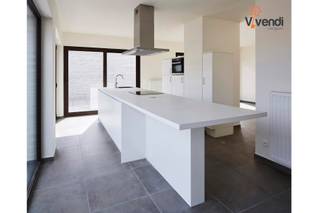 <p>Zonnige penthouse met groot terras en parkeerplaats tussen Grote Markt en Stadspark.<br />In de groene residentie Splichal, tussen de bruisende Grote Markt en het rustige Stadspark, vindt u deze recente, energiezuinige penthouse met een zuidgericht terras van maar liefst ca. 31 m².<br />Gelegen op de tweede verdieping (bereikbaar met lift of trap) beschikt dit dakappartement over een bewoonbare oppervlakte van ca. 88 m². U komt binnen via een inkomhal met gastentoilet. De ruime, volledig uitgeruste eetkeuken en de lichtrijke living geven beiden uit op het zonnige terras — ideaal voor ontbijt in de ochtendzon of een aperitief in de avond.<br />Verder biedt het appartement twee volwaardige slaapkamers, een praktische wasplaats en een moderne badkamer met inloopdouche.<br />Extra troeven:<br />1 Ondergrondse ruime parkeerplaats verplicht mee aan te kopen à 19.000,-€.<br />1 Privéberging én twee fietsenstallingen inbegrepen in deze prijs.<br />Voorzien van zonnepanelen (energiezuinig).<br />Voorzien van airco.<br />Rustige ligging én nabij alle voorzieningen.<br />Wg, Vg, Vv, Gvkr, Gmo.</p>