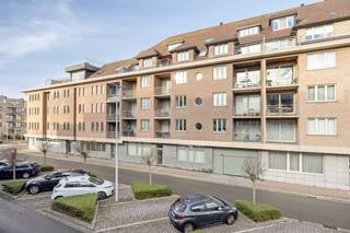 Dit uitstekend onderhouden en instapklaar duplex appartement wordt te koop aangeboden op een strategische ligging. Bent u op zoek naar kwalitatief vastgoed in Blankenberge? Dan is dit lichtrijke pand met een gunstig EPC ongetwijfeld iets voor u. Dankzij de aanwezige raampartijen en de gunstige oriëntatie geniet u hier de hele dag door van natuurlijk licht.De indeling van het appartement is als volgt:4eV- inkomhal met gastentoilet- lichtrijke leef- en eetruimte met terras- geïnstalleerde keuken- slaapkamer met douchevoorziening- bergruimte5eV- ruime slaapkamer met badkamer- toegang tot het ruime dakterras (53m²)Ruime kelderberging, ideaal als fietsenberging.Dit appartement in Blankenberge biedt niet alleen veel binnenruimte, maar blinkt ook uit door zijn buitenruimtes. De terrassen zijn ideaal voor wie houdt van zon en rust. De ligging in Blankenberge garandeert bovendien een vlotte bereikbaarheid en de nabijheid van alle noodzakelijke voorzieningen, zoals scholen, winkels en het station.Wenst u dit unieke appartement te kopen? Aarzel dan niet, want bij de verkoop van dergelijke pareltjes moet u er snel bij zijn. Overweegt u de aankoop van een tweede verblijf of een vaste woonst in Blankenberge? Maak dan vandaag nog uw afspraak voor een bezichtiging.