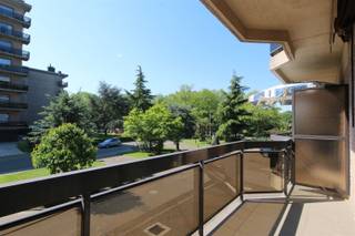 Dit appartement is gelegen op de eerste verdieping in het centrum van Beveren. U beschikt over een zuidgericht terras aan de voorzijde en een...