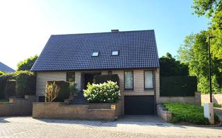 ZAT 4/7 - 1ste BEZOEKDAG OP AFSPRAAK 0488 85 81 84 Exclusieve villa in pittoresk Roborst met vrij uitzicht op een bosgebied, zwembad en 4 garages. In het charmante en pittoreske Roborst, een deelgemeente van Zwalm, bevindt zich deze ruime villa op een perceel van 912 m². De woning geniet van een unieke en uiterst rustige ligging met vrij uitzicht op een bosgebied, waardoor u dagelijks kunt genieten van rust, privacy en de prachtige natuur van de Vlaamse Ardennen. Met een bewoonbare oppervlakte van 276 m² biedt deze eigendom alle ruimte voor comfortabel wonen. Via de stijlvolle inkomhal met authentieke glasramen komt u in de lichtrijke woonkamer, waar de massieve parketvloer en de natuurstenen schouw zorgen voor een warme en tijdloze uitstraling. Aansluitend bevindt zich de ruime leefkeuken. De woning beschikt over drie bijzonder ruime slaapkamers, waarvan één op het gelijkvloers met een eigen badkamer. Op de verdieping bevinden zich nog twee ruime slaapkamers en een comfortabele badkamer met ligbad en douche. Verder beschikt de woning over een badhuis met douche, een ruime kelder met tal van mogelijkheden en twee ruime garages met automatische poorten, goed voor vier wagens. Buiten is het heerlijk vertoeven op het zonnige terras met zicht op de verzorgde tuin en het zwembad, waar u in alle rust kunt genieten van de groene omgeving. De woning is verder uitgerust met een open haard, airconditioning, een warmtepomp voor het zwembad, een alarminstallatie en een personenlift. De brander werd hersteld in 2025. Met een EPC-label C (289 kWh/m²), een uitstekende ligging en een uitzonderlijke combinatie van ruimte, rust en comfort vormt deze villa een unieke opportuniteit voor wie exclusief wil wonen in het hart van de Vlaamse Ardennen. Voor meer inlichtingen of een afspraak op de kijkdag bel   0488 85 81 84.

