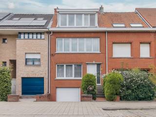 Bent u op zoek naar een woning boordevol potentieel? Deze karaktervolle woning bied je alle ruimte om jouw droomwoning te creëren. Dankzij de...