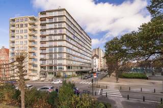 <p><span>Prachtig, lichtrijk appartement op de 3de verdieping met uniek zicht op de Squares. Inkomhal met vestiaire. Ruime leefruimte met zicht op Ambiorix & Marguerite. Volledig ingerichte keuken (kookvuur, dampkap, oven, frigo, diepvries, afwasmachine). Ruime slaapkamer. Badkamer (lavabo, bad/douche, toilet). Privatieve kelder en parkingplaats in het gebouw (+ 100€). Zeer goede ligging, vlakbij Schuman, Square Ambiorix, de Europese Instellingen en het openbaar vervoer. </span></p><p><span> </span></p>