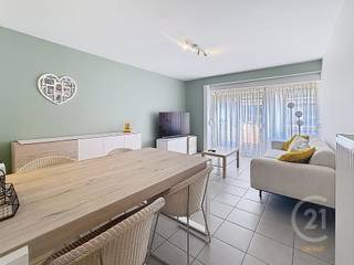 Ontdek dit prachtig gerenoveerde appartement, ideaal gelegen in het hart van Westende-Bad, op wandelafstand van winkels, horeca en het strand.<br />Bij het binnenkomen betreedt u de inkomhal die toegang biedt tot de twee slaapkamers. Eén van de slaapkamers geeft rechtstreeks uit op het terras achteraan, waar zich tevens een praktische kleine berging bevindt.<br />Verder beschikt het appartement over een moderne badkamer met comfortabele inloopdouche en een apart toilet.<br />Aansluitend komt u in de ruime en lichtrijke woonkamer met open keuken, die zorgt voor een aangename leefruimte waar koken, eten en ontspannen naadloos in elkaar overvloeien.<br />Als extra troef beschikt de residentie over een gemeenschappelijke fietsenberging.<br />Dit appartement werd volledig gerenoveerd en is daardoor instapklaar – ideaal als vaste woonst, tweede verblijf of investering aan de kust.
