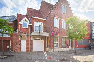 <strong>Ruim duplex-appartement (135 m²) met garage en 2 terrassen te huur in hartje Moorslede!</strong><br /><br />Zoekt u een zee van ruimte op een leuke locatie? Dit verrassend ruime duplex-appartement van maar liefst <strong>135 m²</strong> (volgens EPC) ligt letterlijk onder de kerktoren van Moorslede.<br />U woont hier op de Marktplaats, met winkels, horeca en ruim voldoende parkeergelegenheid vlak voor de deur.<br /><br /><strong>Waarom dit appartement uw nieuwe thuis wordt:</strong>
<ul>
	<li><span><strong>Geen gemeenschappelijke kosten:</strong> Dankzij het ontbreken van een lift bespaart u maandelijks op syndicus- en beheerskosten.</span></li>
	<li><span><strong>Twee terrassen:</strong> Geniet op elk moment van de dag van de buitenlucht.</span></li>
	<li><span><strong>Inclusief garage:</strong> Uw wagen staat altijd veilig en droog geparkeerd op het gelijkvloers.</span></li>
	<li><span><strong>Energiezuinig (Label C):</strong> Uitgerust met dakisolatie en een efficiënte condensatieketel voor centrale verwarming.</span><br /> </li>
</ul>
<strong>Indeling:</strong>

<ul>
	<li><span><strong>Gelijkvloers:</strong> Aparte inkomhal en een private, inpandige garage.</span></li>
	<li><span><strong>Eerste verdieping:</strong> Lichtrijke woonkamer met aansluitende eetkamer, volledig ingerichte keuken, praktische berging en <strong>2 aangename terrassen</strong>.</span></li>
	<li><span><strong>Tweede verdieping:</strong> Nachthal, <strong>2 slaapkamers</strong> en een ingerichte badkamer.</span></li>
</ul>
<strong>Interesse in een bezoek? Contacteer Brecht via brecht@vanthuynevastgoed.be</strong><br /><br /> 