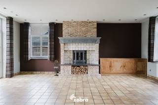 Deze prachtige villa is ideaal gelegen in het hart van Rumbeke, waar bakkers, slagers, scholen en andere voorzieningen zich op wandel- en...