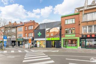 Opbrengsteigendom met 2 gerenoveerde handelspanden en bureel met mooie binnentuin op toplocatie in Kessel-Lo. Dit mooi pand werd in 2015 gerenoveerd...