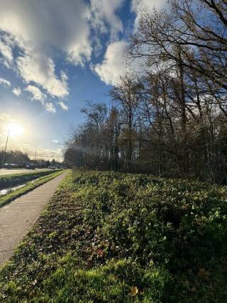 Bent u op zoek naar een unieke kans om uw droomwoning te realiseren? <br />Dit prachtig gelegen bouwperceel langs de Kapellei biedt alles voor een luxueuze vrijstaande woning in een groene omgeving, met uitstekende bereikbaarheid en nabijheid van alle voorzieningen.<br /><br />Met een royale straatbreedte van ca. 56m en een totale grondoppervlakte van ca. 3998m² is dit een zeldzaam aanbod. <br />Hier heeft u de ruimte om een moderne villa te ontwerpen die perfect aansluit bij uw wensen, inclusief de mogelijkheid voor het plaatsen van een zwembad en een poolhouse.<br /><br />Troeven van dit perceel:<br />• Uitzonderlijke ligging: dichtbij het centrum van Zoersel en Schilde.<br />• Flexibele bouwvoorschriften: geschikt voor een eigentijdse en ruime woning.<br />• Ideaal voor woon/werk dankzij hoge visibiliteit.<br /><br />Meer details over de bouwvoorschriften en de verkaveling zijn op aanvraag beschikbaar. <br /><br />Dit is uw kans om een uitzonderlijke investering te doen in een uniek perceel dat perfect aansluit bij uw levensstijl.<br /><br />Contacteer LISTED: +32 3 283 51 51.