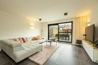 Bienvenue dans la Rosveldstraat à Schoten ! Disposition : En entrant par le hall d'entrée, on trouve un vestiaire avec des armoires encastrées à...