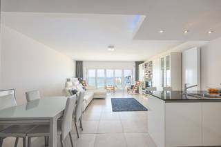 Dit 2 slaapkamer-appartement bevindt zich op de 7de verdieping van residentie Altamira. <u><strong>Een absolute topper</strong></u> met volgende troeven: 
<ul>
	<li>Het appartement werd <strong>gerenoveerd met duurzame kwalitatieve materialen. </strong>Zo zijn vernieuwd: ramen, de living, keuken, badkamer, het toilet, de hall en de vloeren in de slaapkamers, leidingen, al het sanitair en elektriciteit,...;</li>
	<li>Het gebouw heeft een vernieuwde gevel, balkons, terrassen, voordeur, inkomhal, ....;</li>
	<li>Slechts 1 appartement per verdiep in het gebouw;</li>
	<li><strong>Magnifiek breed frontaal zeezicht</strong> vanuit de uiterst lichtrijke leefruimte;</li>
	<li>Doorloop-appartement met een zijdelings open zicht achteraan van op het <strong>zonnig terras</strong>;</li>
	<li><strong>2 toiletten</strong>, 1 aparte en 1 in de badkamer;</li>
	<li>De keuken bevat een weggewerkte wasmachine en een vaatwas en er is nog een aparte berging in het appartement;</li>
	<li>Er is tevens een <strong>gemeenschappelijke fietsenberging</strong> aanwezig. </li>
</ul>
Kortom, dit is het ideale vakantie-appartement. Wees er snel bij en neem nu contact op voor meer informatie of een bezoek ter plaatse. 