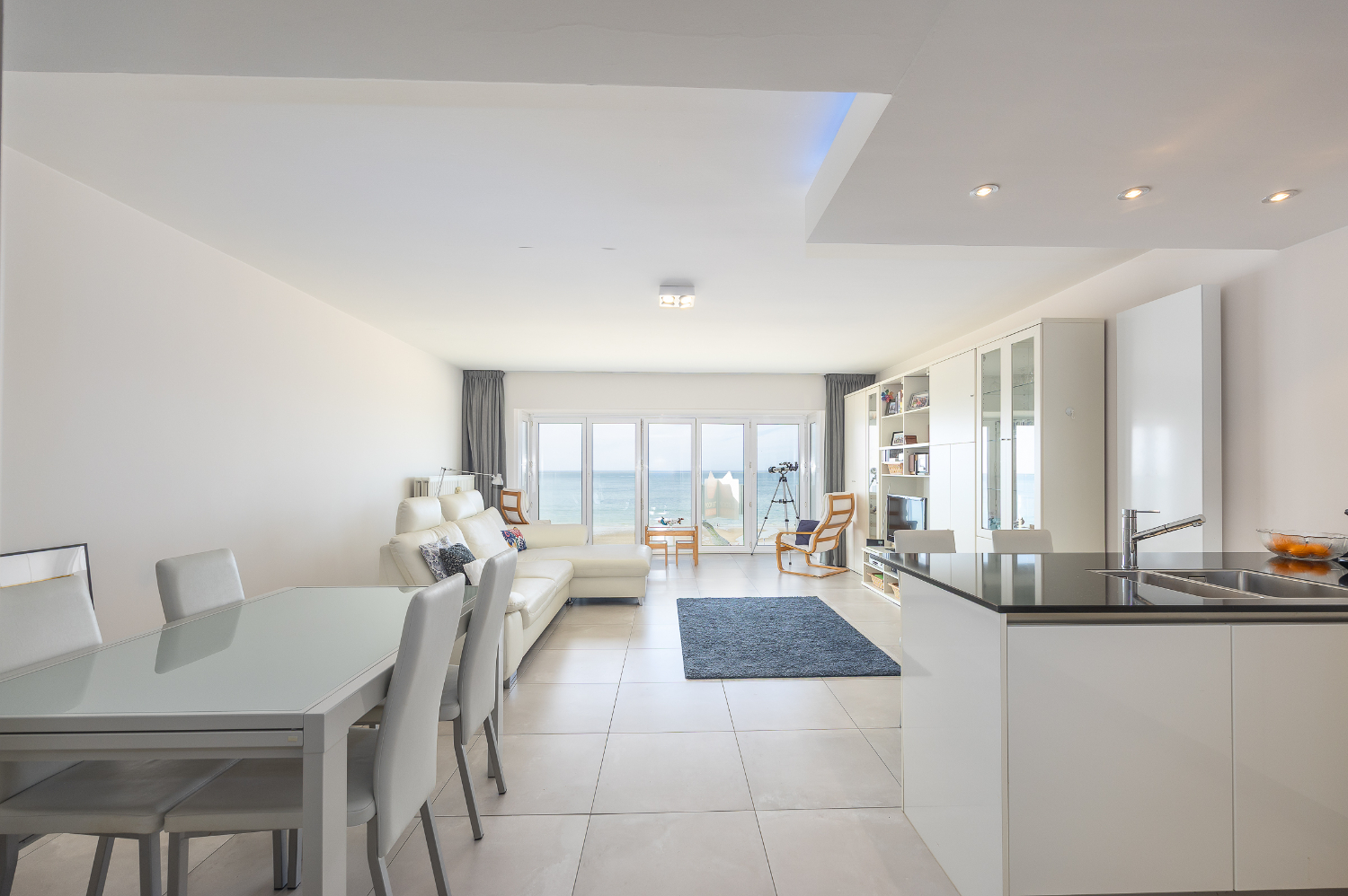Prachtig gerenoveerd appartement in gerenoveerd gebouw met frontaal zeezicht! - foto 1