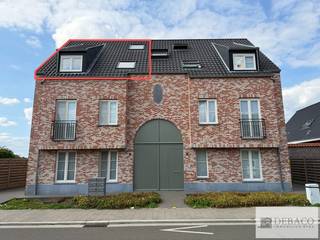 Mooi duplex-appartement met 2 slaapkamers en terras! <br /><br />Bent u op zoek naar een mooi appartement op toplocatie nabij het centrum van Herenthout?<br /><br />Dit charmant duplex-appartement is gelegen op de tweede verdieping en bestaat uit een woonkamer met open keuken, badkamer, twee aparte toiletten, twee slaapkamers, ruim terras, zeer ruime kelder en carport en een gemeenschappelijke fietsenstalling! <br /><br />Alle verbruik is individueel en de gemeenschappelijke kosten bedragen 60,00 euro per maand. <br /><br />Het appartement is beschikbaar vanaf 01/09. <br />De EPC-waarde bedraagt 114 kWh/m² (Label B) <br /><br />Hebt u interesse in dit mooie duplex appartement? <br />Contacteer ons via info@debaco.be of bel ons op 014/73.77.77 voor een bezoek ter plaatse!