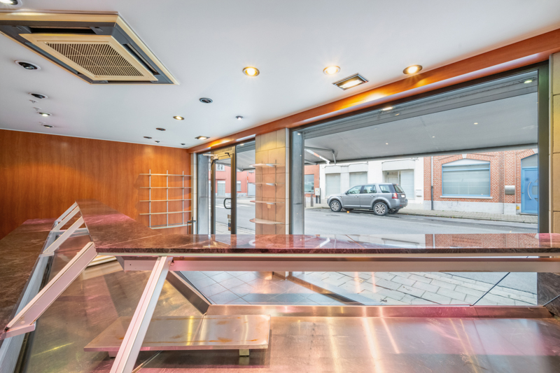 Lauwe-Centrum. Uitstekende gelegen handelseigendom : wonen en werken met 4 slaapkamers met tuin en aparte ingang garagegebouw en parking. POLYVALENTE EIGENDOM MET POTENTIEEL ! - foto 4