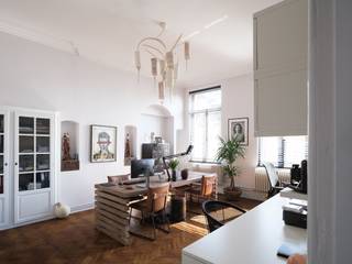 <strong>Karaktervolle schakelwoning met drie ruime slaapkamers gelegen in een prachtig neoclassicistisch hoekgebouw in het centrum van Gent.</strong><br /> <br />Hier woon je op één van de meeste gegeerde centrumlocaties van Gent, met koffiebars, restaurants en winkels letterlijk om de hoek. Een ideale uitvalsbasis voor levensgenieters, young professionals of wie op zoek is naar een ruime pied-à-terre in het centrum van de stad.<br /> <br />Deze schakelwoning (213 m²) is gelegen een statig hoekgebouw met slechts drie entiteiten en beschikt over een private lift die rechtsreeks toegang biedt tot de tweede verdieping. Het kleinschalige karakter van de residentie vertaalt zich in een eenvoudig beheer en lage gemeenschappelijke lasten.<br /> <br />Op de tweede verdieping vinden we een ruime overloop, drie volwaardige slaapkamers en een recent vernieuwde badkamer met inloopdouche. De bovenste verdieping is ingericht als sfeervolle leefruimte met aansluitend een dakterras dat een magnifiek uitzicht biedt over de stad. Uitgesneden uit het dakvolume biedt het terras een zonnige, beschutte plek met bijzonder veel privacy.<br /> <br />Hoge plafonds, originele plankenvloeren en houten ramen geven deze schakelwoning een bijzondere charme en uitstraling. <br /><br />Er bestaat een mogelijkheid tot de overname van een lopend huurcontract voor twee afgesloten garageboxen. Publieke parkings (voor bezoekers bv.) zijn in de onmiddellijke omgeving gelegen. <br /> <br /><strong>Een type pand dat maar zelden op de markt komt. </strong>