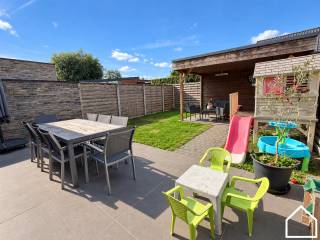 Ligging<br /><br />Welkom in Dikkebus!<br /><br />Deze energiezuinige en instapklare woning biedt u alle modern comfort. Met 3 ruime slaapkamers, een inpandige garage, een aangename tuin en een EPC-label A is dit de ideale gezinswoning voor wie comfortabel en energiezuinig wil wonen.<br /><br />Bekijk zeker onze vastgoedvideo via deze link  https://www.youtube.com/watch?v=ko0yC4B2WKE om een beter zicht te krijgen op de woning.<br /><br />Algemeen<br /><br />Deze instapklare woning combineert ruimte, licht en comfort. Dankzij de energiezuinige voorzieningen, praktische indeling en verzorgde afwerking geniet u hier van aangenaam wooncomfort.<br /><br />Indeling<br /><br />Gelijkvloers<br /><br />Via de inkomhal met apart gastentoilet komt u in de lichtrijke leefruimte met open keuken. Deze is volledig uitgerust met SMEG-toestellen: microgolfoven, oven, vitrokeramische kookplaat, vaatwasser, koelkast en aparte diepvriezer. Verder beschikt de woning over een inpandige garage met automatische sectionale poort en extra berging.<br /><br />Eerste verdieping<br /><br />Op de eerste verdieping bevinden zich 3 ruime slaapkamers, elk voorzien van airconditioning. Eén slaapkamer biedt toegang tot een balkon. Daarnaast vindt u hier een apart toilet en een ruime badkamer met dubbel lavabomeubel en inloopdouche.<br /><br />Zolder<br /><br />Via een valtrap bereikt u de ruime zolder, die is opgedeeld in 2 afzonderlijke ruimtes. Deze zijn ingericht als bureau en praktische bergplaats.<br /><br />Tuin<br /><br />Buiten geniet u van een aangename tuin met aansluitend terras van 21 m². Daarnaast beschikt u over een overkapping van 7,7 m² en een praktische buitenberging. Vooraan is er een ruime oprit van 5 m op 6 m met plaats voor 2 wagens.<br /><br />Troeven van deze woning<br /><br />Energiezuinig met EPC-label A (88 kWh/m²)<br /><br />3 ruime slaapkamers met airconditioning<br /><br />Vloerverwarming en zonneboiler<br /><br />Inpandige garage en oprit voor 2 wagens<br /><br />Regenwaterput van 7.500 liter, aangesloten op de toiletten en de uitgietbak<br /><br />Bent u op zoek naar een energiezuinige en instapklare woning in Dikkebus? Neem vandaag nog contact op met Partners in Vastgoed en plan uw bezoek in!<br /><br />Wenst u ook uw eigen woning te verkopen of bent u benieuwd naar de waarde ervan? Vraag dan uw gratis schatting aan bij Partners in Vastgoed. Wij helpen u graag verder!
