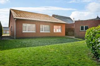 Deze karaktervolle, te renoveren woning uit 1965 is een unieke kans voor wie op zoek is naar een ruime thuis met veel potentieel. Gelegen op...