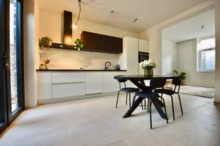 Deze volledig gerenoveerde woning ligt in het hart van Eeklo, in een rustige straat recht tegenover een gezellig parkje. U woont hier op wandelafstand van winkels en dienstencentra, met alle comfort van een hedendaagse, duurzame afwerking. 
De open leefruimte met keuken, eetplaats en zitplaats baadt in het licht en biedt een mooi zicht op het terras en de stadstuin. Aansluitend aan de keuken bevindt zich een praktische berging die ook als wasplaats fungeert. 
De woning telt drie slaapkamers, de master bedroom bevindt zich op de tweede verdieping  en beschikt over een stijlvol vrijstaand bad en bergruimte. 
Verder is de grote badkamer met inloopdouche een extra troef.
Deze woning werd volledig vernieuwd met duurzame materialen en combineert een centrale ligging met rust, comfort en kwaliteit.

Bent u benieuwd naar deze verborgen parel? Plan uw bezoek via het nummer 09 336 16 15 of mail naar info@vastgoedunicum.be, wij helpen u graag verder!

Virtuele rondleiding?
https://youtube.com/shorts/WKn1BDobaxQ