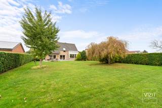 Cette villa quatre façades parfaitement entretenue est située dans un quartier résidentiel calme, à seulement 3 km du centre de Ninove (9406...