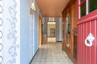 <span><strong>Te renoveren laagbouwwoning met 3 slpks, tuin en inpandige garage te Beerse</strong><br />Mogelijkheid tot 5 slaapkamers | Inpandige garage | Top locatie nabij centrum<br /><br /><strong>Omschrijving:</strong><br />Deze ruime laagbouwwoning bevindt zich op fietsafstand van het centrum van Beerse!<br /><br />We betreden de woning via de charmante inkomhal, dewelke uitgeeft op de ruime woonkamer met zithoek en eethoek. Aansluitend bevindt zich de volledig uitgeruste keuken met toegang tot de tuin!<br /><br />Via de nachthal betreden we de 3 volwaardige slaapkamers en de badkamer, uitgerust met een inloopdouche, wastafel en aansluiting voor wasmachine. Tevens beschikt deze laagbouwwoning over een inpandige garage, waar men toegang heeft tot de zolder. Deze zolder beschikt reeds over een destijds afgewerkte kamer en biedt nog vele mogelijkheden tot afwerking naar een 5de slaapkamer, mits plaatsing van een vaste trap.<br /><br />Als extra is de woning volledig onderkelderd met kruipkelder.<br /></span><span>Ten slotte geniet men van een gezellig tuintje, momenteel ingericht met serres.<br /><br /><strong>Algemeen:</strong><br />- Vernieuwde garagepoort (2023)<br />- Regenwaterput 3.000l<br />- Verwarming op gas<br />- Kruipkelder<br />- Op fietsafstand van het centrum!<br />- EPC: E-label (renovatieverplichting)</span>