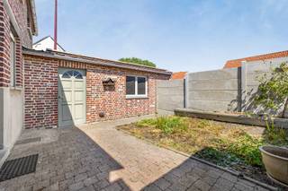 Immo Pické biedt U deze gunstig gelegen woning aan, gelegen in de nabijheid van winkels, scholen, openbaar vervoer en de belangrijkste verbindingswegen. Deze woning beschikt op het gelijkvloers over een woonkamer, een eetkamer, een keuken, een zithoek/slaapkamer, een badkamer en een berging onder de trap. Op de verdieping vinden we een nachthal en 3 slaapkamers. Daarnaast beschikt deze woning een opbergplaats/polyvalente ruimte en over een ideale stadstuin. De garagepoort is niet toegankelijk!<br />Bijkomende informatie: aanwezigheid van 12 zonnepanelen - geen renovatieverplichting.<br />Indien U bijkomende informatie wenst, aarzel dan niet ons kantoor contacteren.