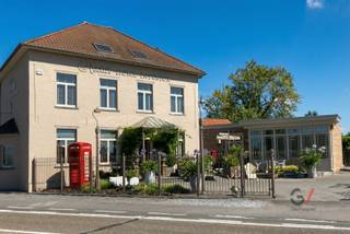 Ben je op zoek naar een exclusief en strategisch gelegen bedrijfsgebouw met een fantastische visibiliteit?Dit veelzijdige commerciële pand, gelegen...