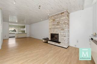 <p><span>Centraal gelegen woning met 3 slaapkamers en zonnige tuin</span></p><p><span>Deze charmante woning combineert een rustige ligging met een centrale locatie, vlakbij winkels, scholen, het centrum en belangrijke invalswegen.</span></p><p><span>Via de inkomhal, met toegang tot de kelder, komt u in de lichtrijke woon- en eetkamer met open leefkeuken. De keuken is praktisch ingericht en voorzien van een dampkap, dubbele spoelbak en kookplaten, met aansluitingen voor een wasmachine, droogkast en vaatwasser. Aansluitend bevindt zich een apart toilet. Vanuit de leefruimte heeft u rechtstreeks toegang tot het terras en de zonnige tuin met handige berging.</span></p><p><span>Op de tussenverdieping vindt u de badkamer, uitgerust met een ligbad, bidet, toilet en wastafel.</span></p><p><span>De eerste verdieping beschikt over twee zeer ruime slaapkamers. Op de tweede verdieping bevindt zich nog een grote slaapkamer en een extra kamer, die toegang geeft tot de zolder via een luik met uitschuifbare trap.</span></p><p><span>Kortom, een praktische en ruime woning met veel potentieel, ideaal voor wie rustig wil wonen op een centrale ligging.</span></p><p><span> </span></p><p><span>Wilt u graag eens een bezoekje brengen? Contacteer ons dan snel via 015/20.20.82 of <span>info@demakelaardij.be</span></span><span>!</span></p>